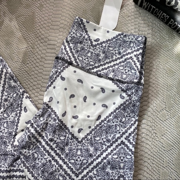 White black bandana print ultra soft leggings - Picture 2 of 5